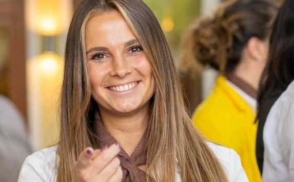 Frau zeigt auf Kamera