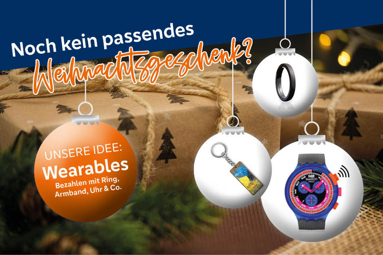 Frau sitzt auf einer Terrasse mit Laptop