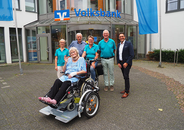 Eine Patientin des Heimatverein Lengerich auf dem neuen Rolli-Royce, einem speziellen Rollstuhl