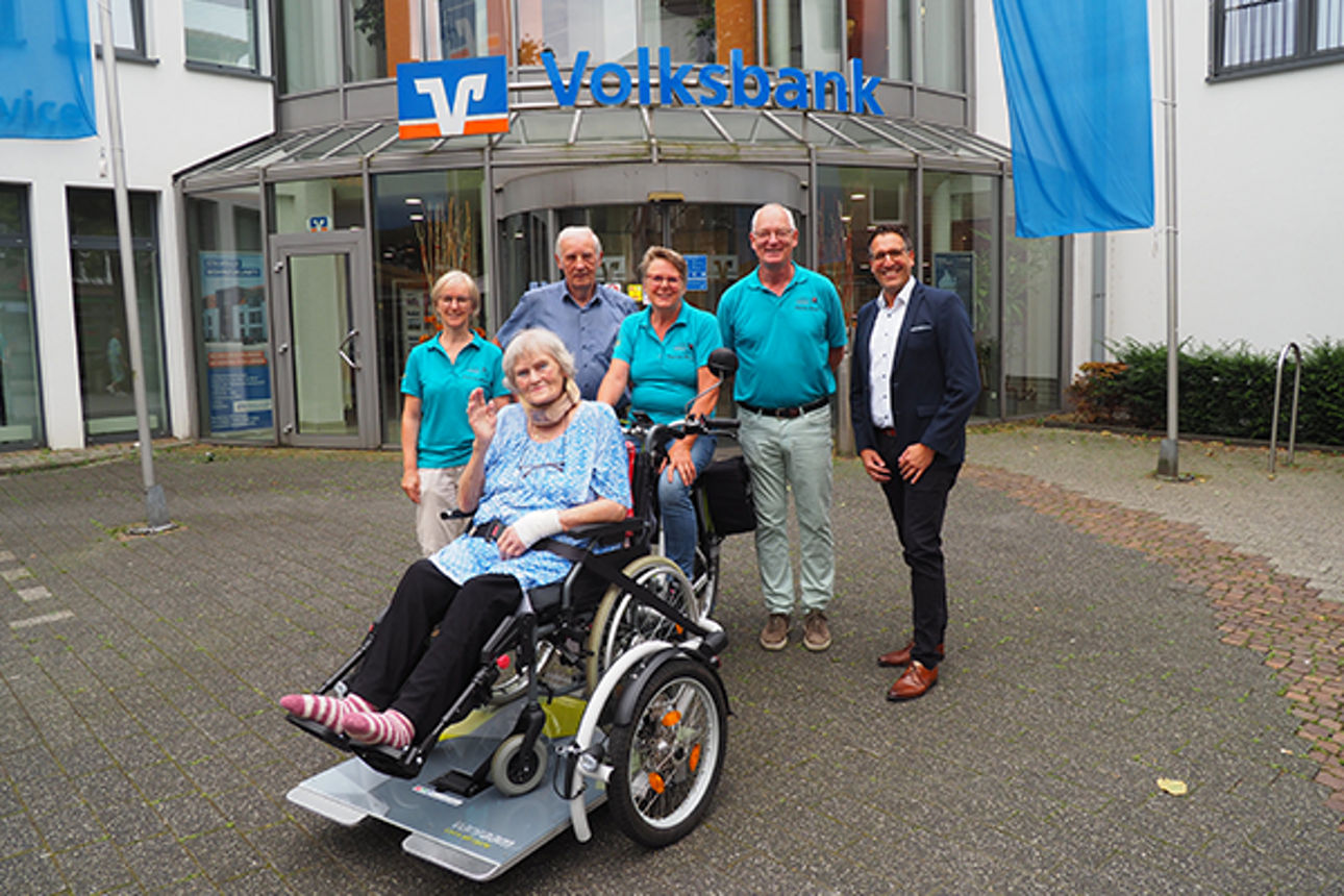 Eine Patientin des Heimatverein Lengerich auf dem neuen Rolli-Royce, einem speziellen Rollstuhl