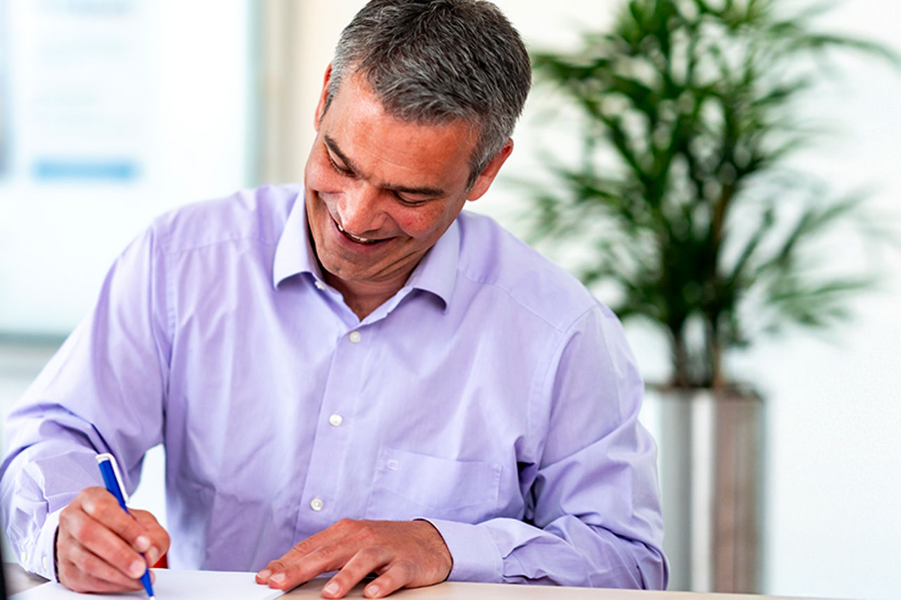 Mann berät eine Frau