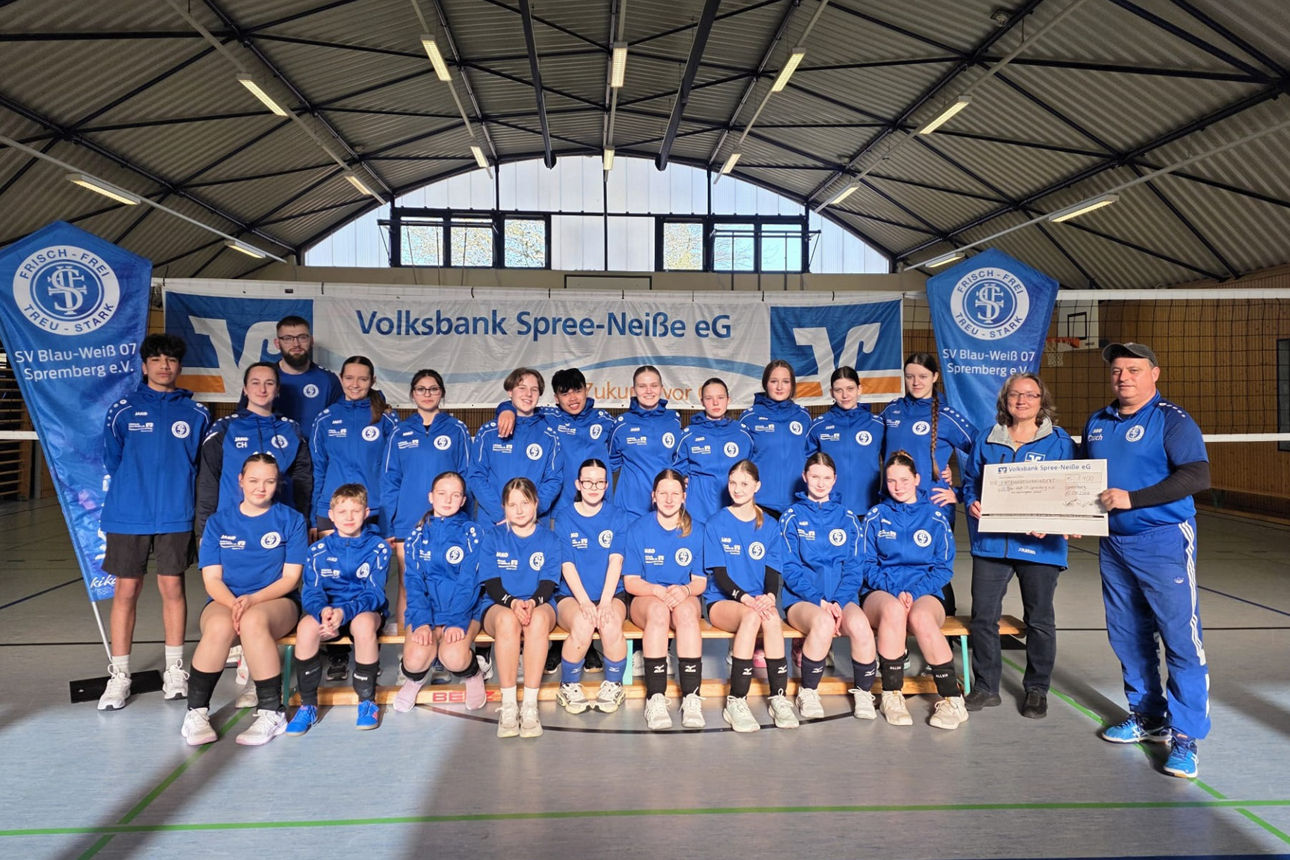 Gruppe von Sportlern vor dem Volleyballnetz