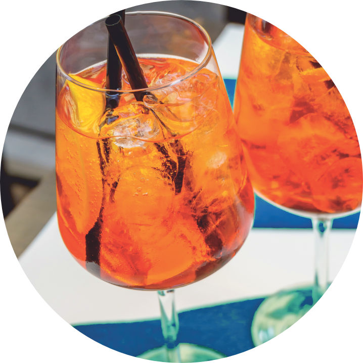 Zwei Gläser mit Aperol Spritz 