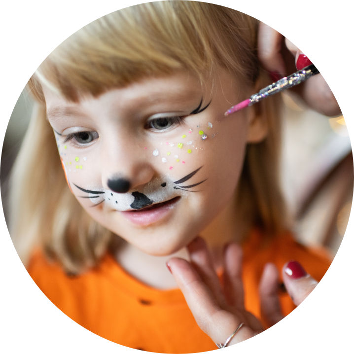 Kleines Mädchen wird wie ein Löwe geschminkt