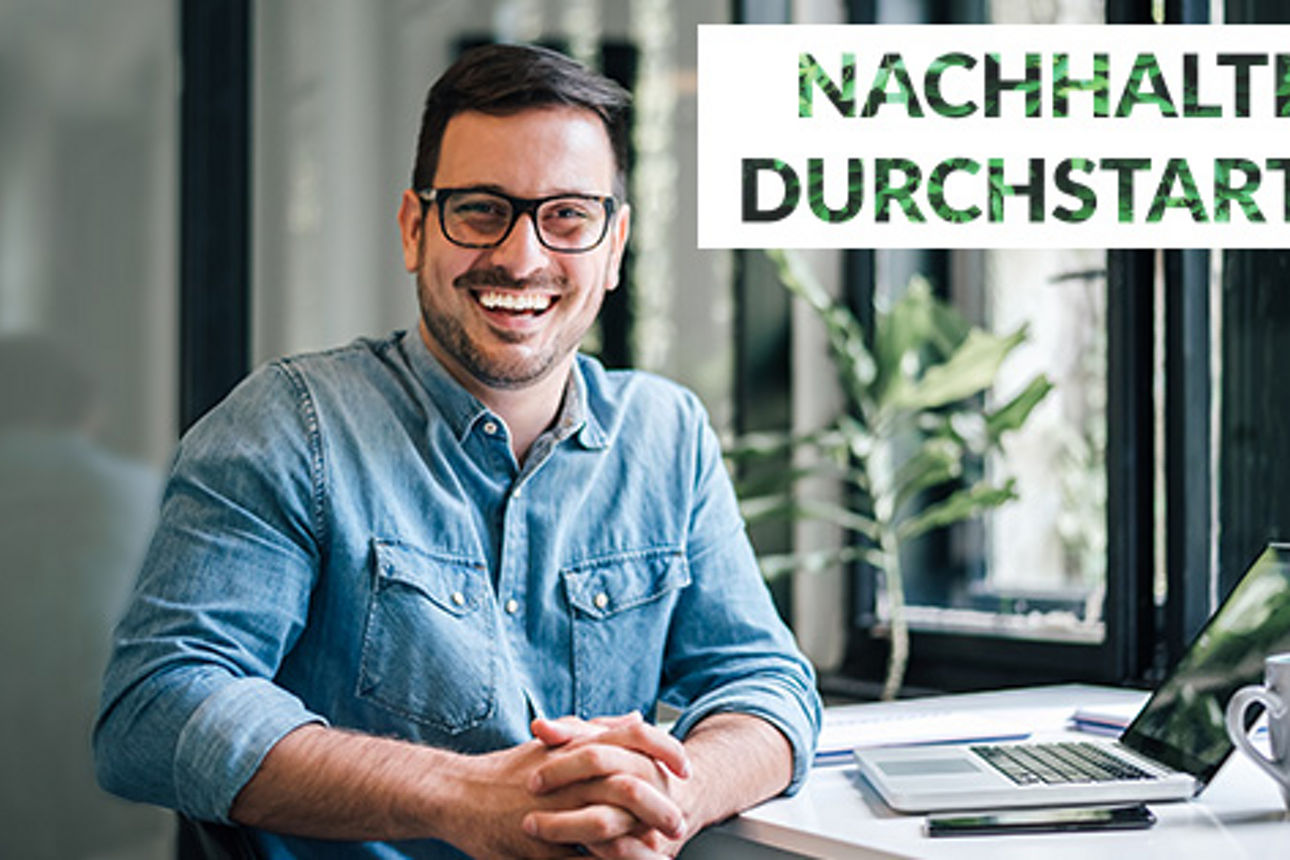 Mann schaut lächeln in die Kamera