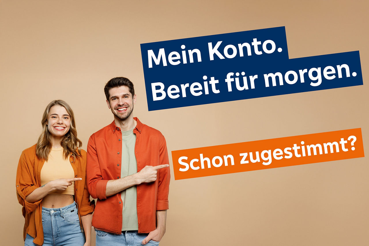Eine junge Frau und ein junger Mann zeigen lächelnd auf den Slogan "Mein Konto. Bereit für morgen. Schon zugestimmt?"