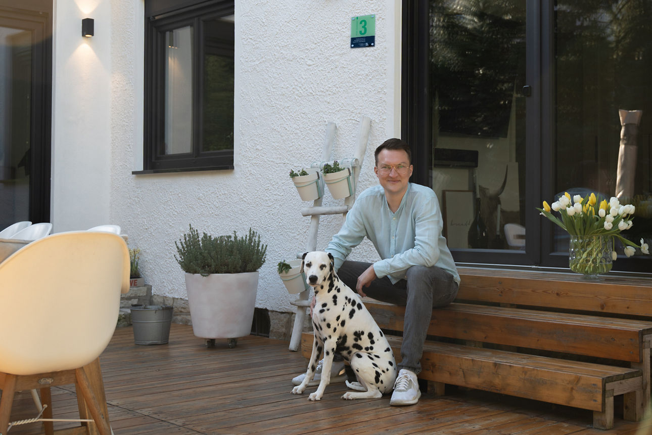 Mann mit Dalmatiner sitzen auf einer Treppe
