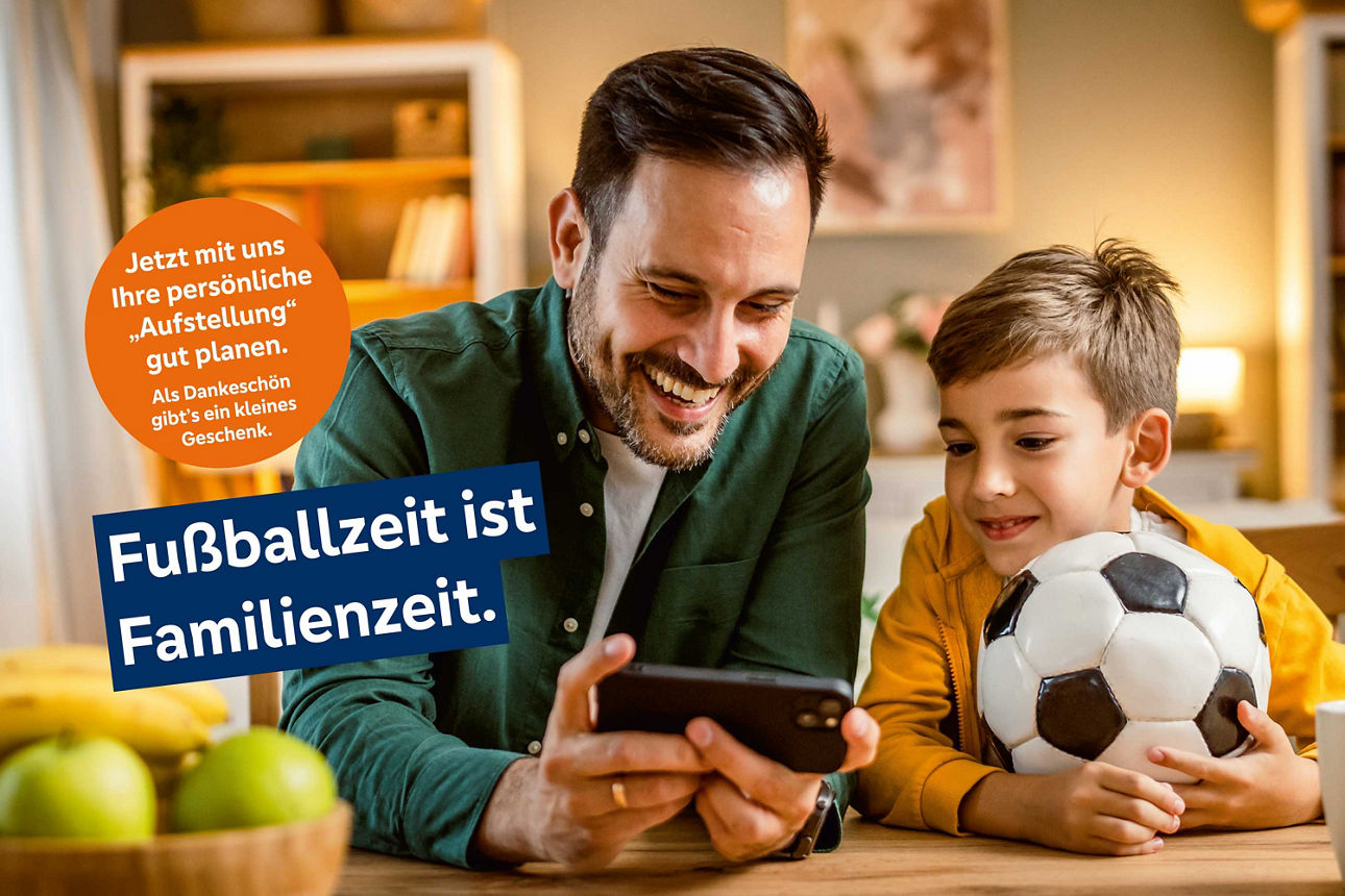 Ein Vater zeigt seinem Sohn etwas auf seinem Handy und es steht die Aufschrift Fußballzeit ist Familienzeit auf dem Bild.