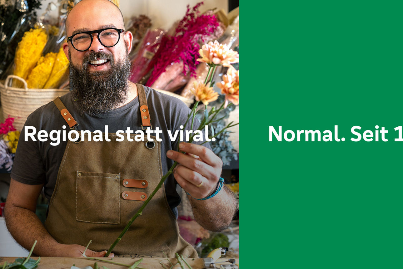 lächelnder Florist links, rechts grüne Fläche mit Text: Regional statt viral. Normal. Seit 1872.