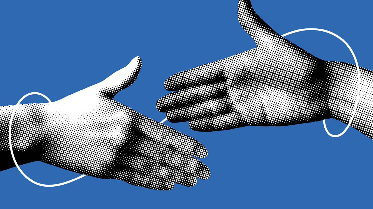 Zwei Hände, die einen Handschlag andeuten