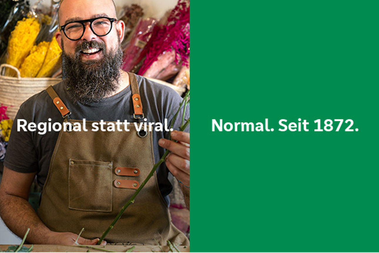 Splitscreen: lächelnder Florist links, rechts Text auf grüner Fläche: Regional statt viral. Normal. Seit 1872.