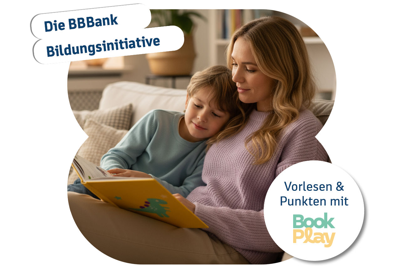 BBBank Bildungsinitiative BookPlay - Mutter liegt mit Kind auf dem Sofa und liest ein Buch