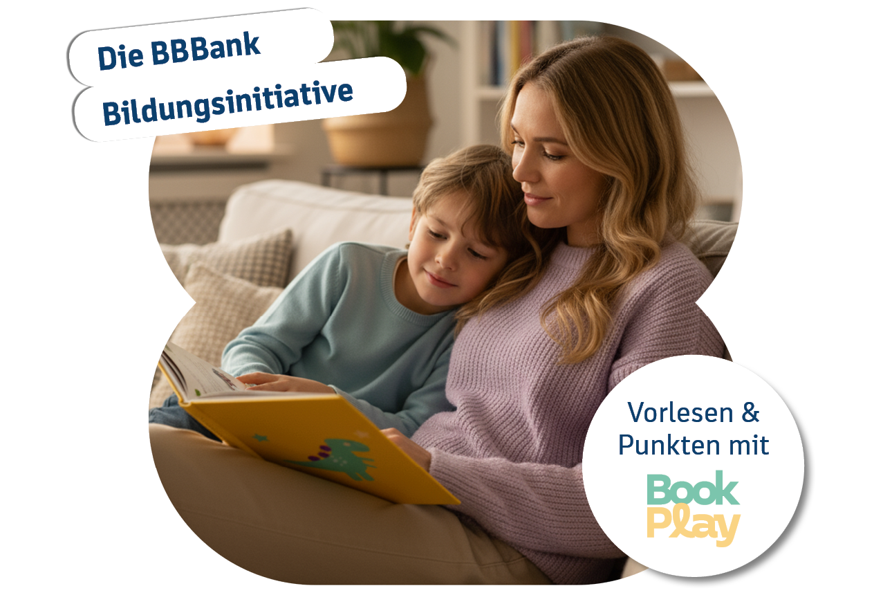 BBBank Bildungsinitiative BookPlay - Mutter liegt mit Kind auf dem Sofa und liest ein Buch