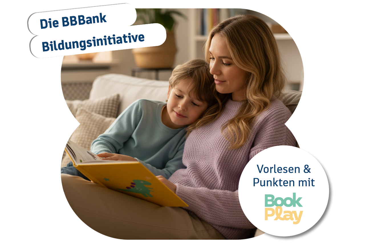 Mutter Sitz mit Kind auf dem Sofa und liest ein Buch. BBBank Bildungsinitiative; vorlesen & Punkten mit Bookplay.