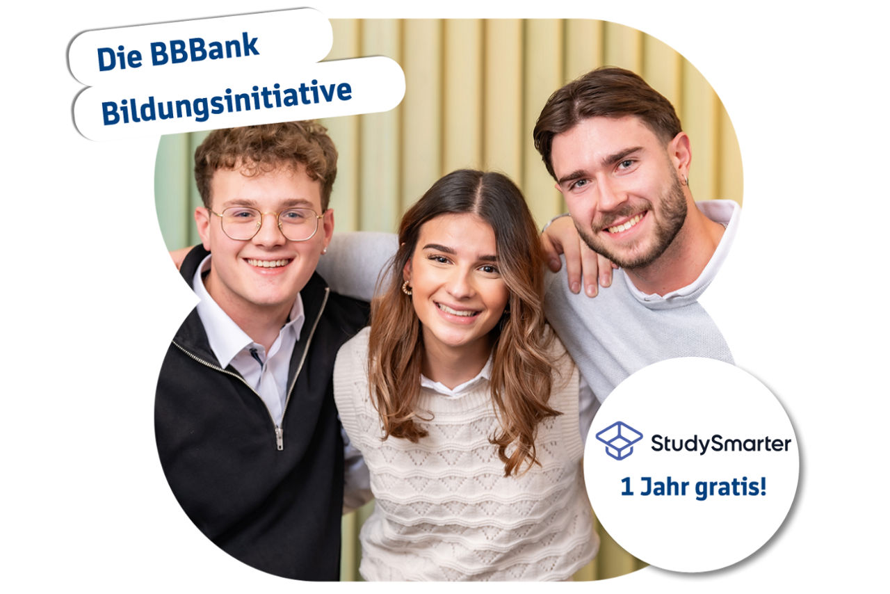 Drei Studenten lächeln in Kamera. Aufschrift auf Bild: StudySmarter - 1 Jahr gratis!