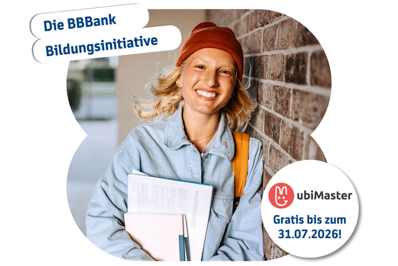 Frau mit Blöcken in der Hand, die in die Kamara lächelt. Logo ubiMaster abgebildet mit Text: 1 Jahr gratis!