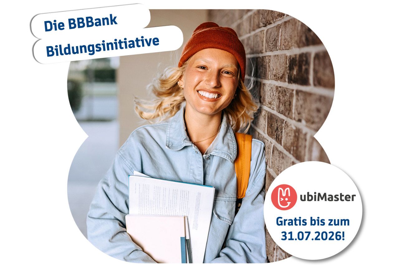 Lächelndes Mädchen in der Schule, Aufschrift: Ubi Master gratis bis zum 31.07.2026 - Die BBBank Bildungsinitiative