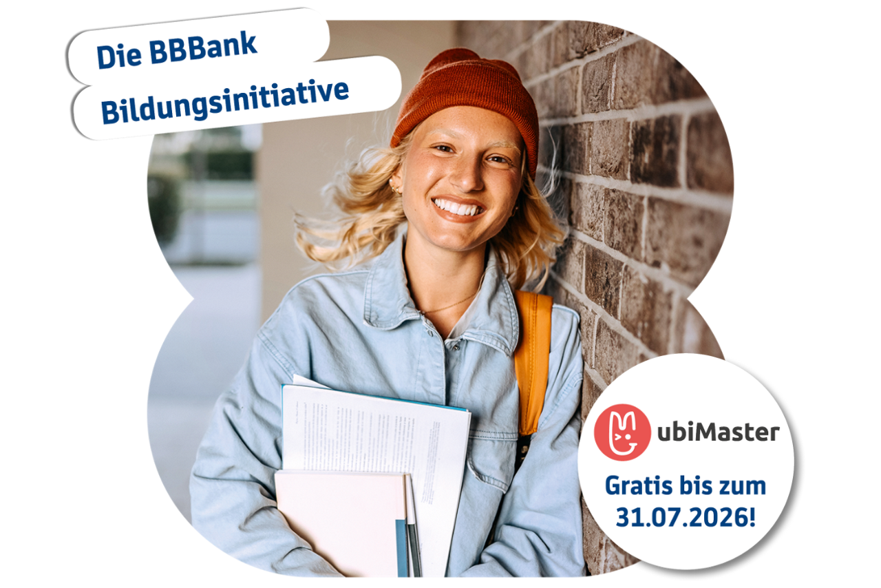 Lächelndes Mädchen in der Schule, Aufschrift: Ubi Master gratis bis zum 31.07.2026 - Die BBBank Bildungsinitiative
