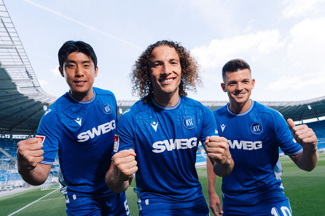 Spieler das KSC stehen im Stadion