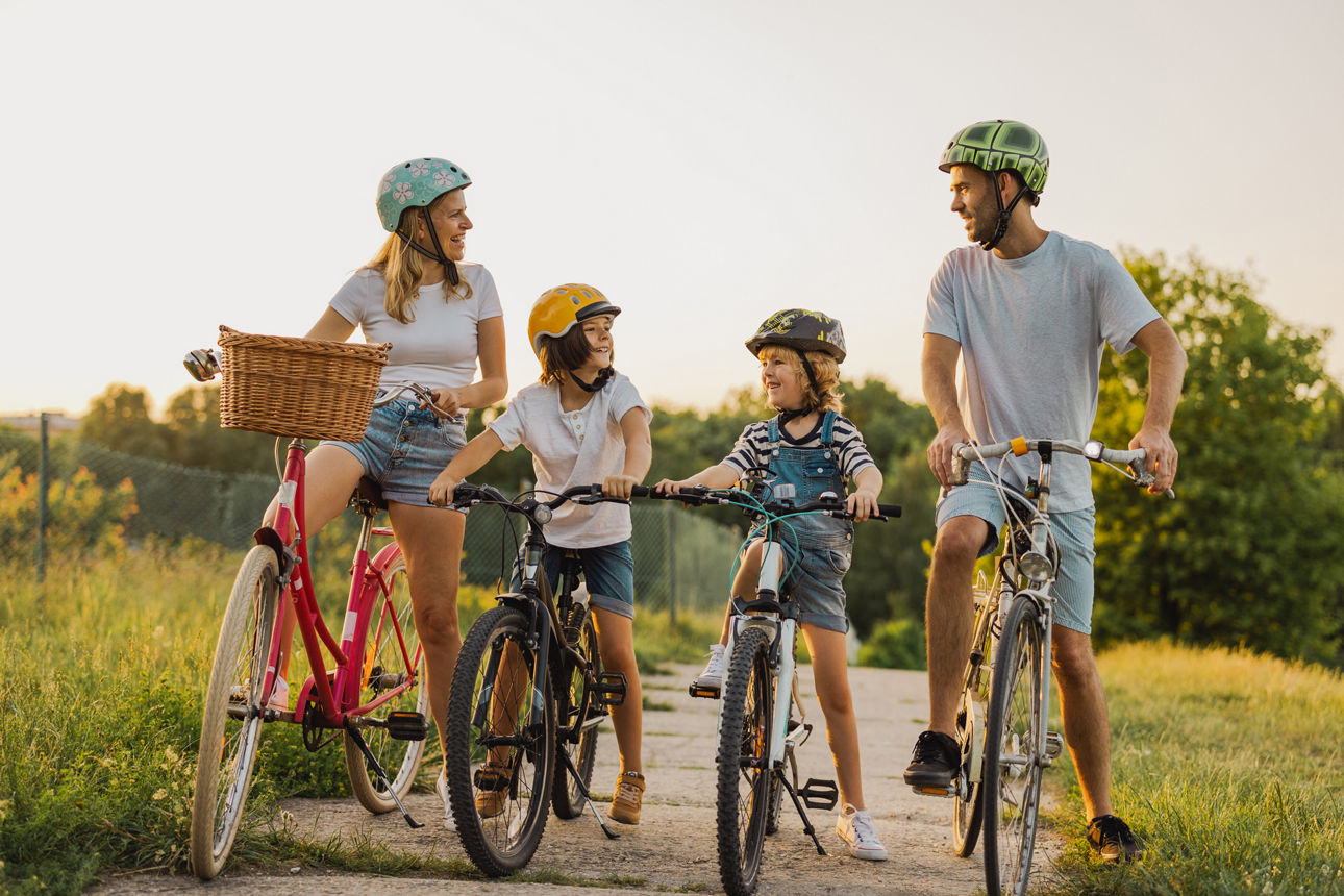 Familie bei einer Fahrradtour