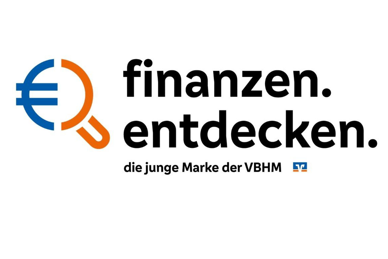 Logo mit Lupe in Euro‑Symbol‑Form neben dem Text ‚finanzen. entdecken.‘ und dem Zusatz ‚die junge Marke der VBHM‘ (=Volksbank in der Hohen Mark eG).