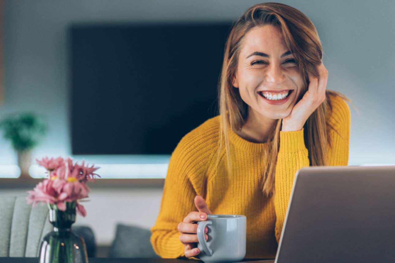 Frau vor PC freut sich über das neue Design