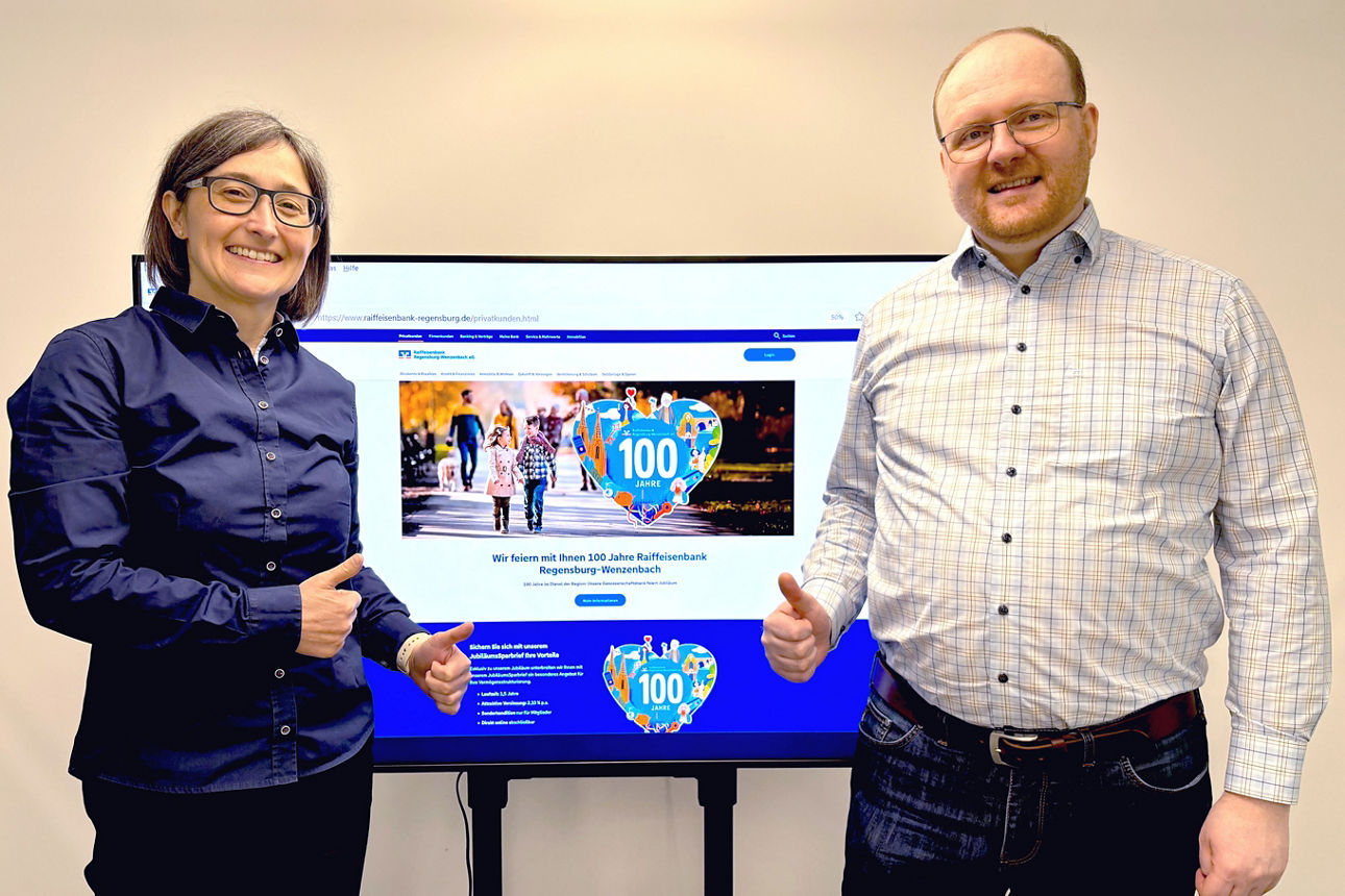 Eine Frau links und ein Mann rechts präsentieren die neue Webseite