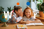 Zwei Kinder machen zusammen Hausaufgaben
