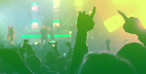 Menschen bei einem Konzert