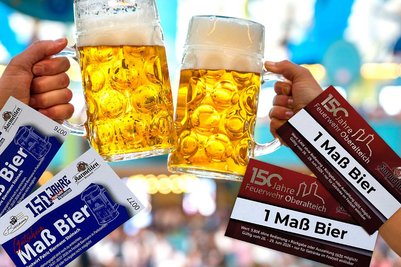 wei Hände stoßen mit gefüllten Bierkrügen an, während Gutscheine für „1 Maß Bier“ zum 150. Jubiläum im Vordergrund zu sehen s