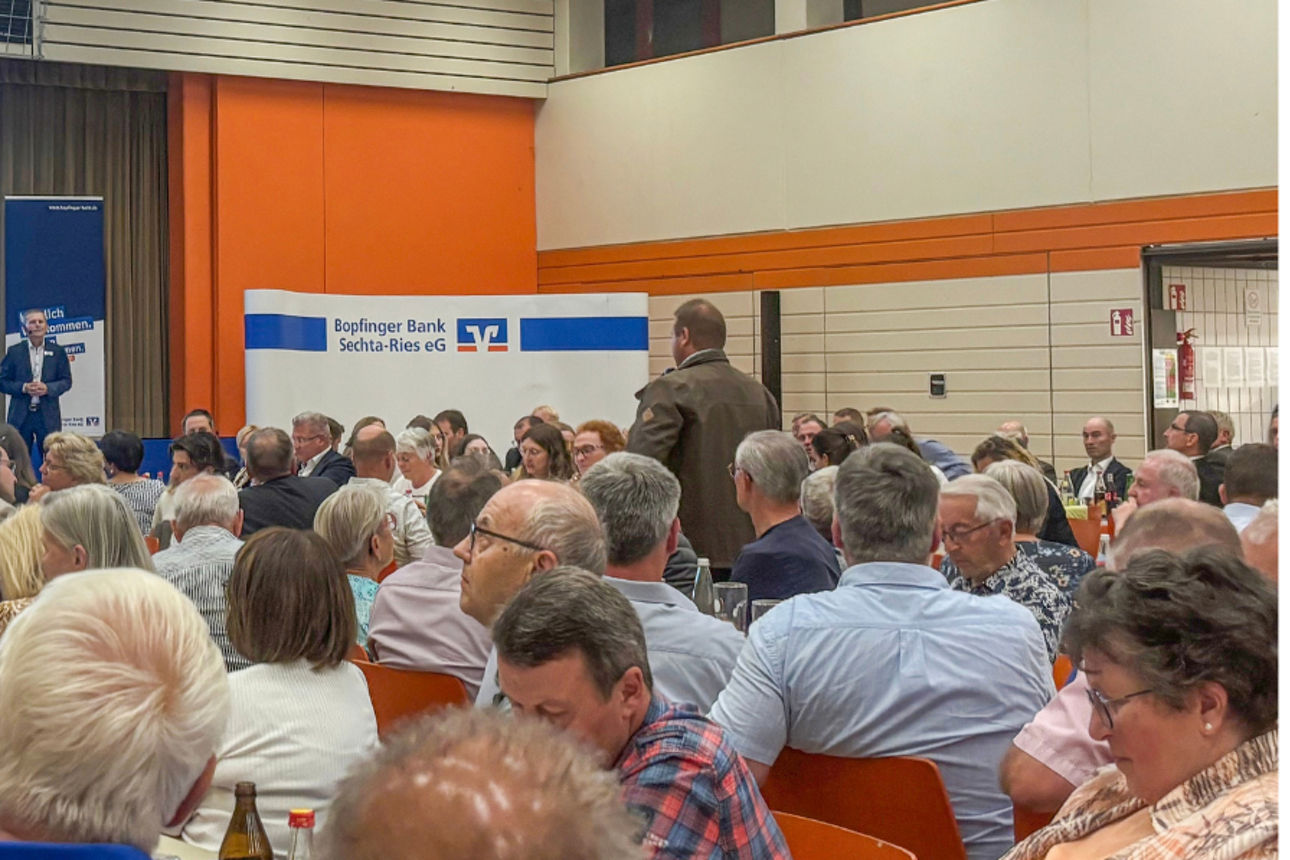 Versammlung mit vielen Menschen in einer Turnhalle