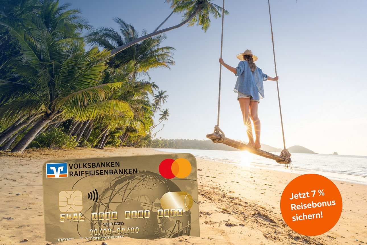 Frau stehend auf einer Schaukel unter Palmen am Strand, im Vordergrund steckt eine GoldCard im Sand.