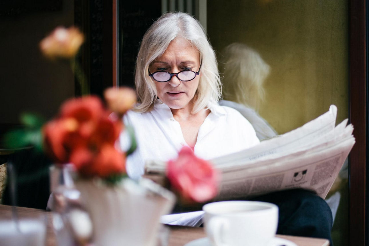 Frau liest Zeitung