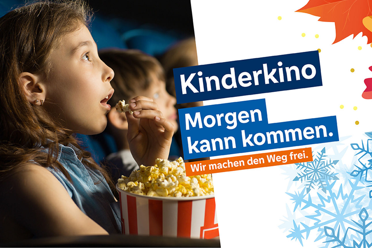 Kinder schauen Kinofilm mit Popcorn an