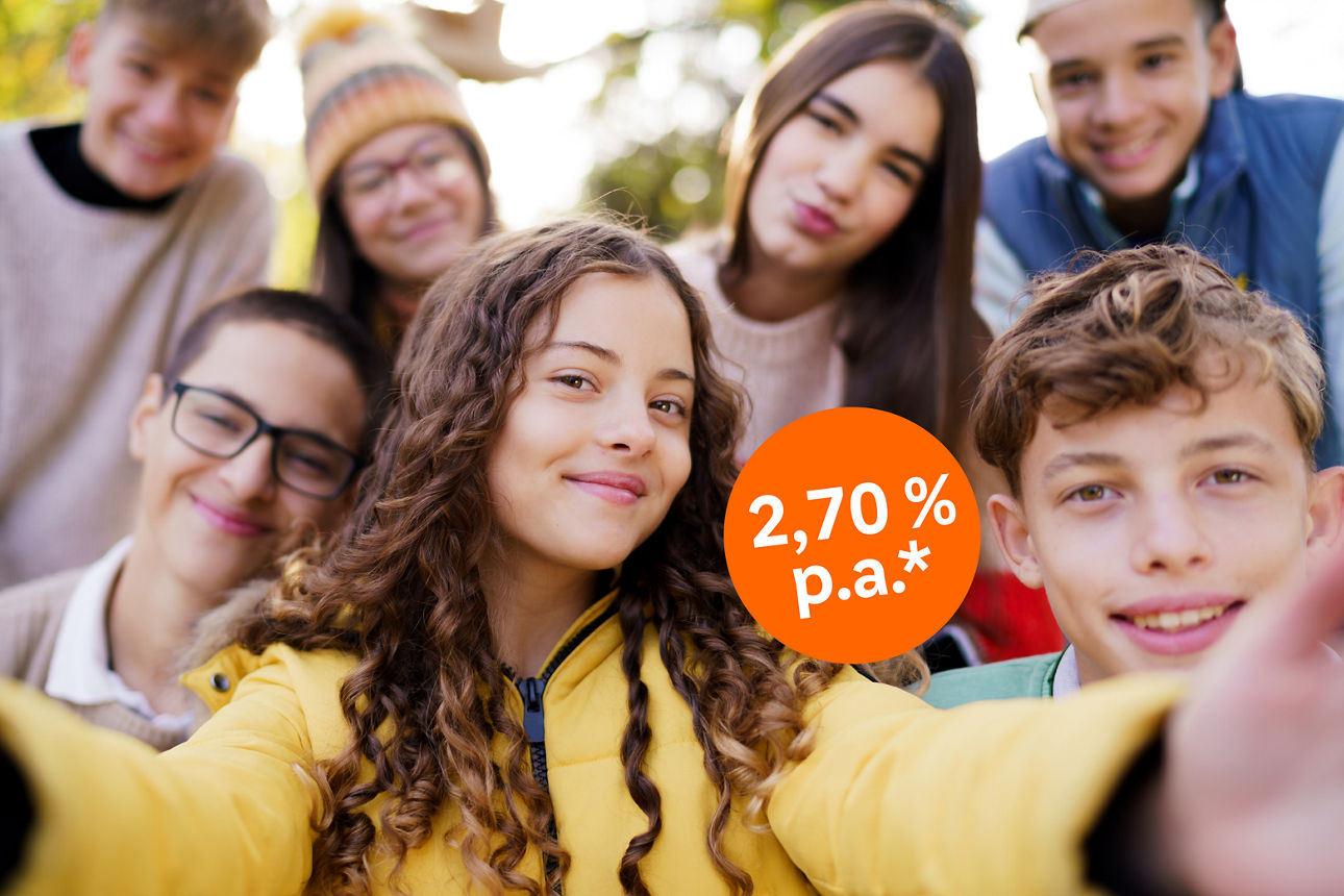 Mehrere Jugendliche mechen ein Selfie und lächeln 