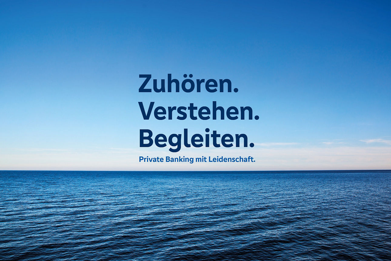 See mit blauem Himmel und dem Text "Zuhören. Verstehen. Begleiten. Private Banking mit Leidenschaft"