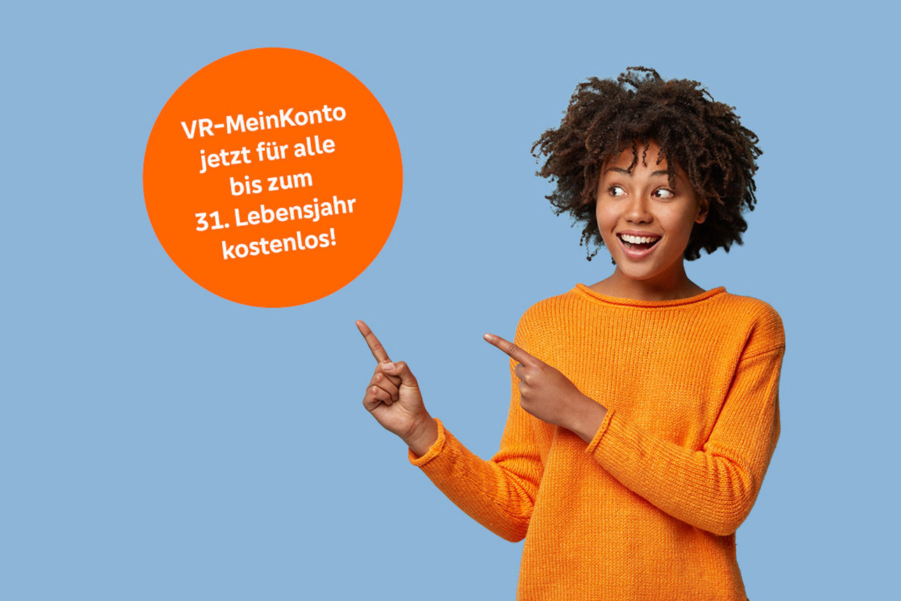 Frau in orangenem Pullover zeigt auf einen Kreis mit der Inschrift "VR MeinKonto jetzt alle bis 31 Jahre kostenlos.