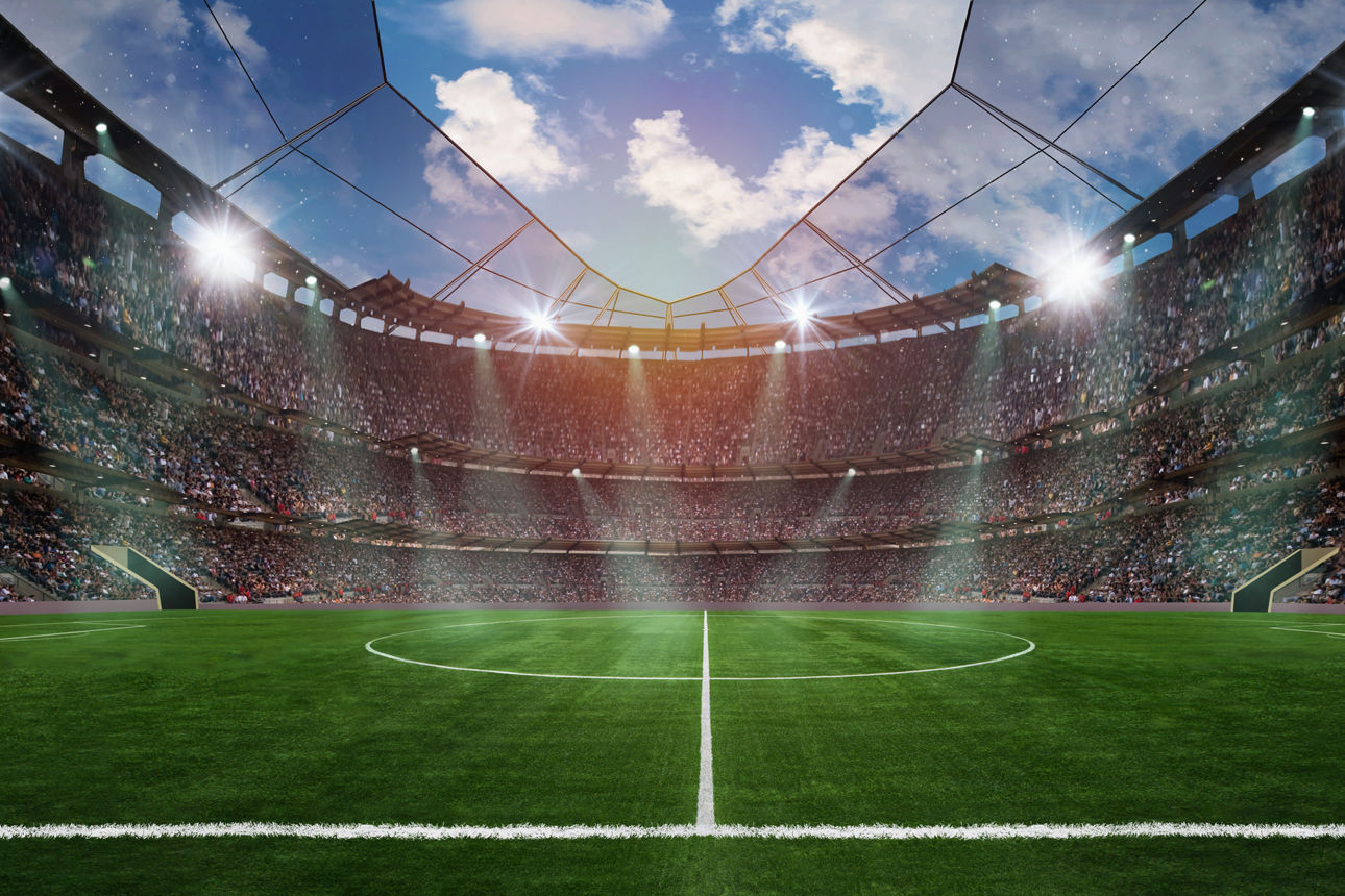 Blick auf ein Fußfall-Stadion im Sommer bei Sonnenschein