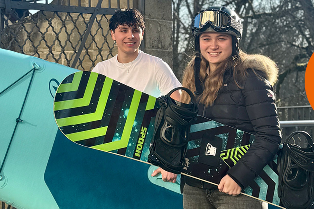 Sie sehen eine Frau mit einem Snowboard und einen Mann mit einem Paddel-Borad. Sticker: Unsere Hohenloher Bänker 