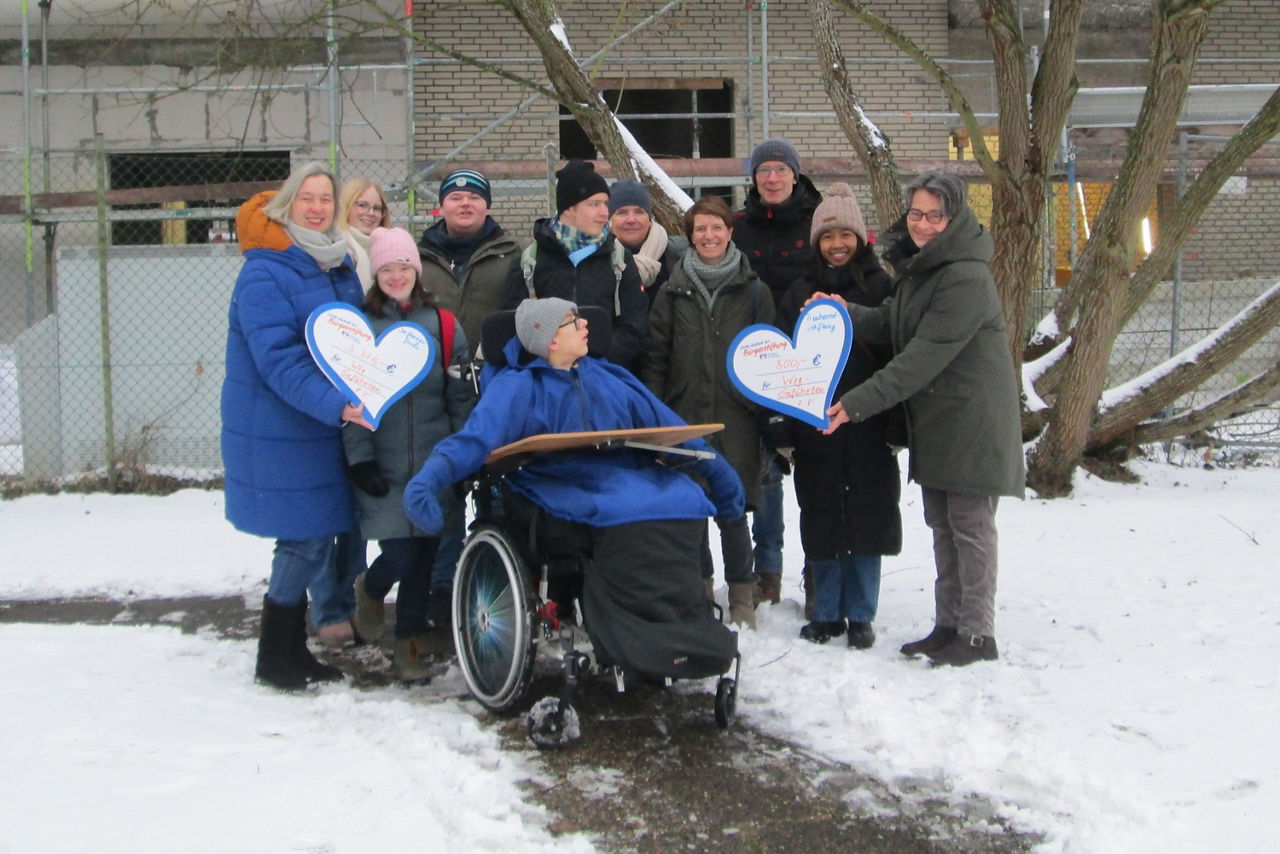 Spendenübergabe an die Vereinsmitgliedern von WegGefährten und zukünftigen Bewohnern,