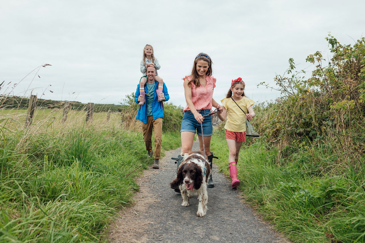 Familie mit Hund spaziert