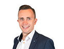 Ansprechpartner Simon Weiß in einem Business Outfit lächelt in die Kamera