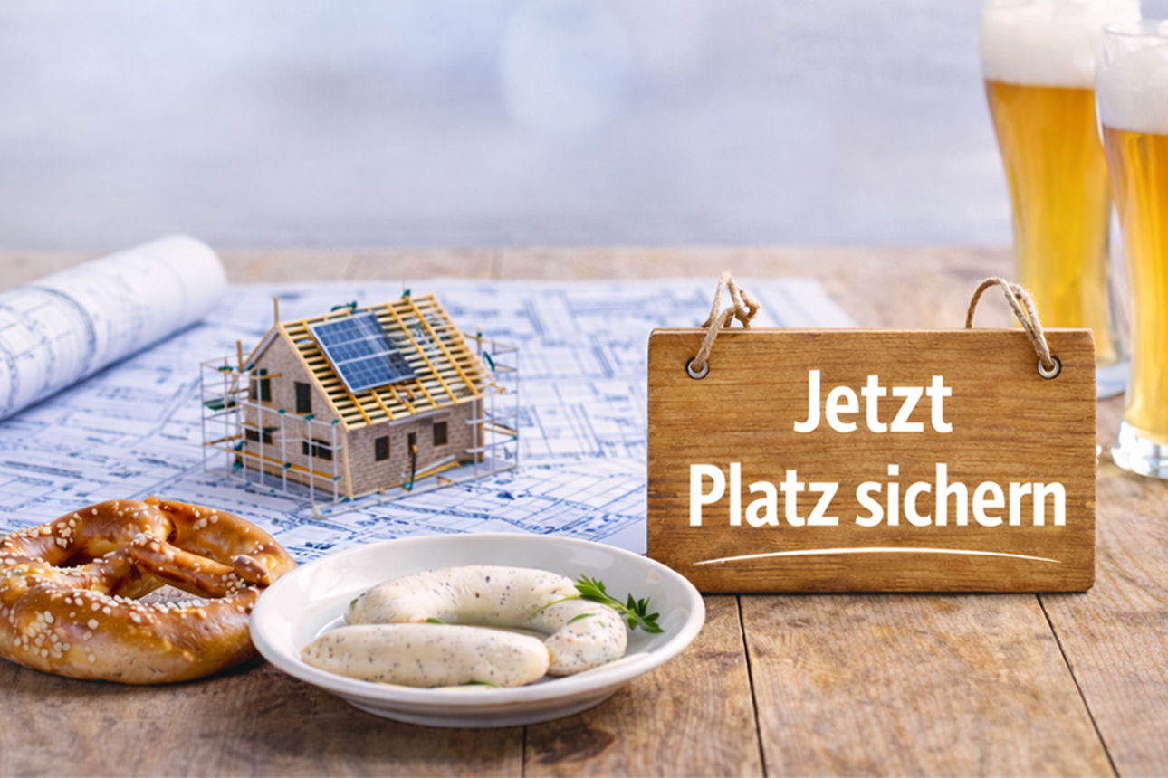 Brezen, Weißwurst, Bier und ein Bauplan auf einem Tisch
