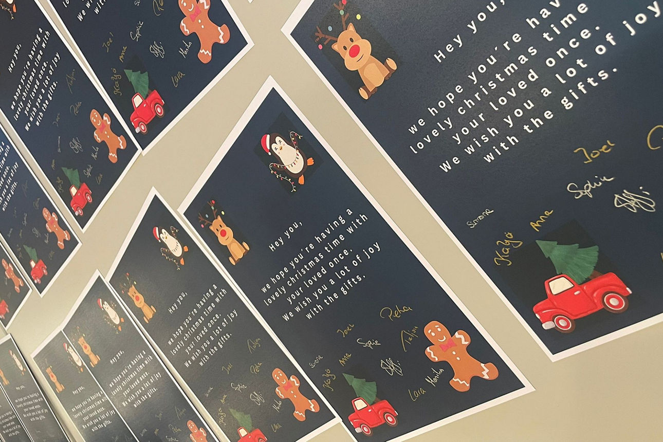 Weihnachtsgrüße von den Packerinnen der Kartons.