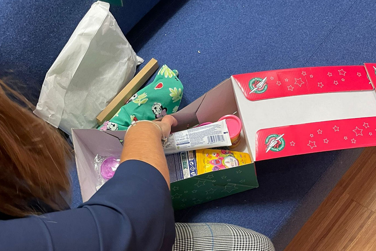 Ein teilweise gepackter Karton für die Aktion "Weihnachten im Schuhkarton".