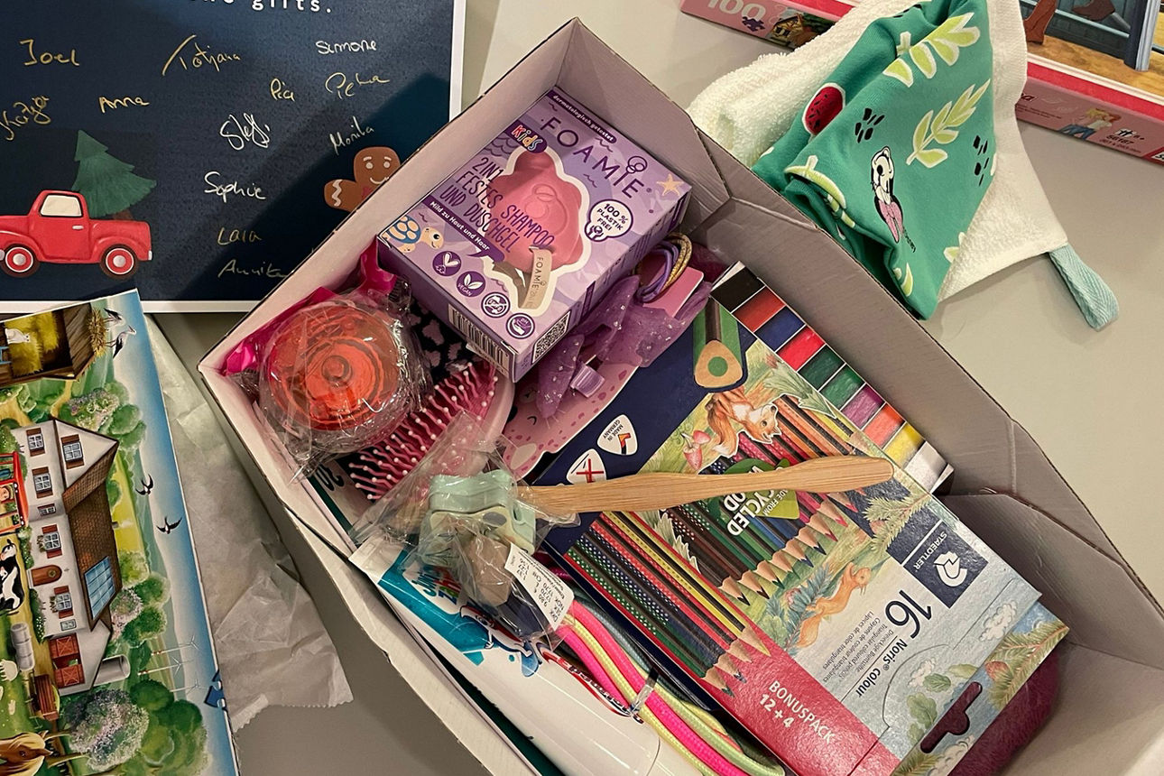 Ein teilweise gepackter Karton für die Aktion "Weihnachten im Schuhkarton".