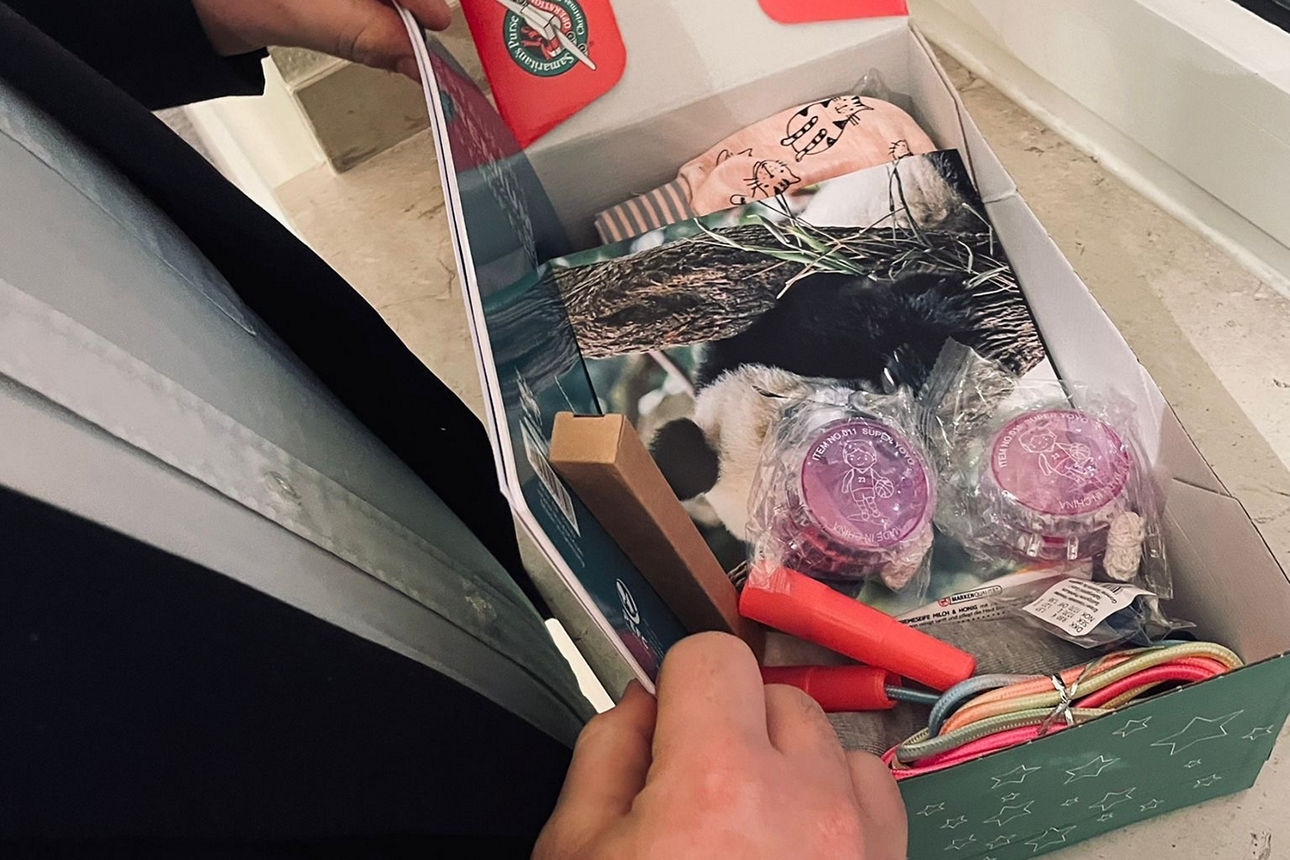 Ein teilweise gepackter Karton für die Aktion "Weihnachten im Schuhkarton".