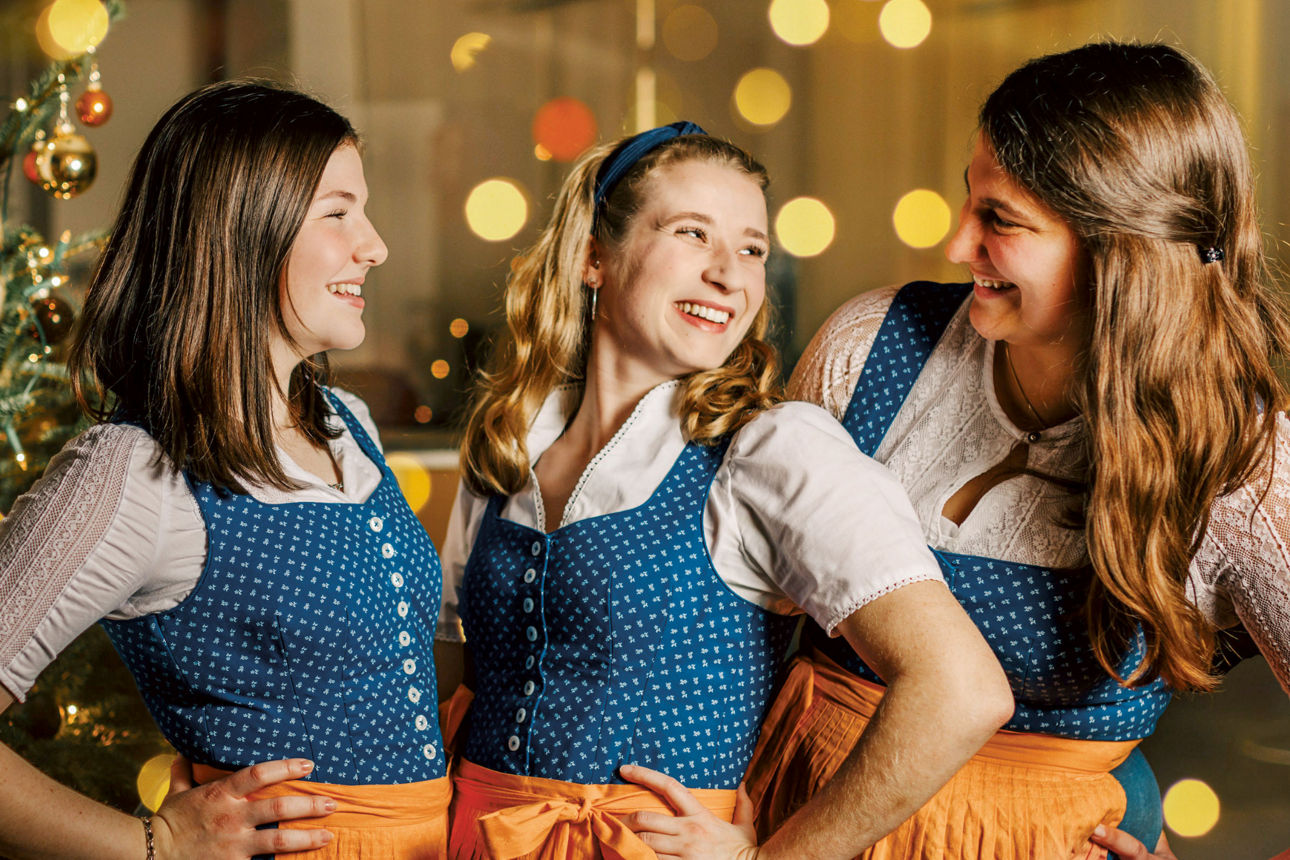 Mitarbeitende der Bank vor Weihnachtsbaum