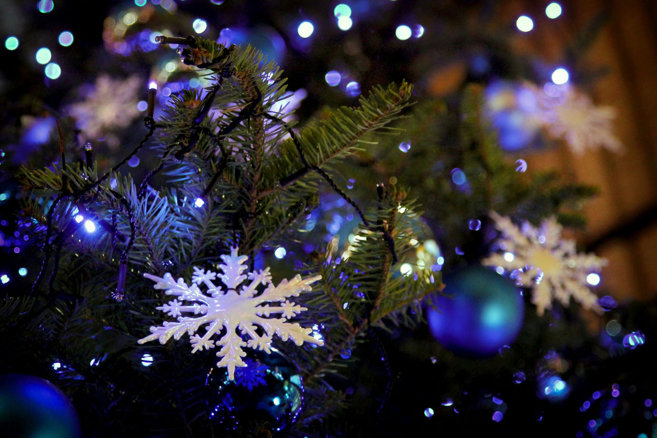 Weihnachtsbaum mit Schneeflocke und Kugeln in blau weiß