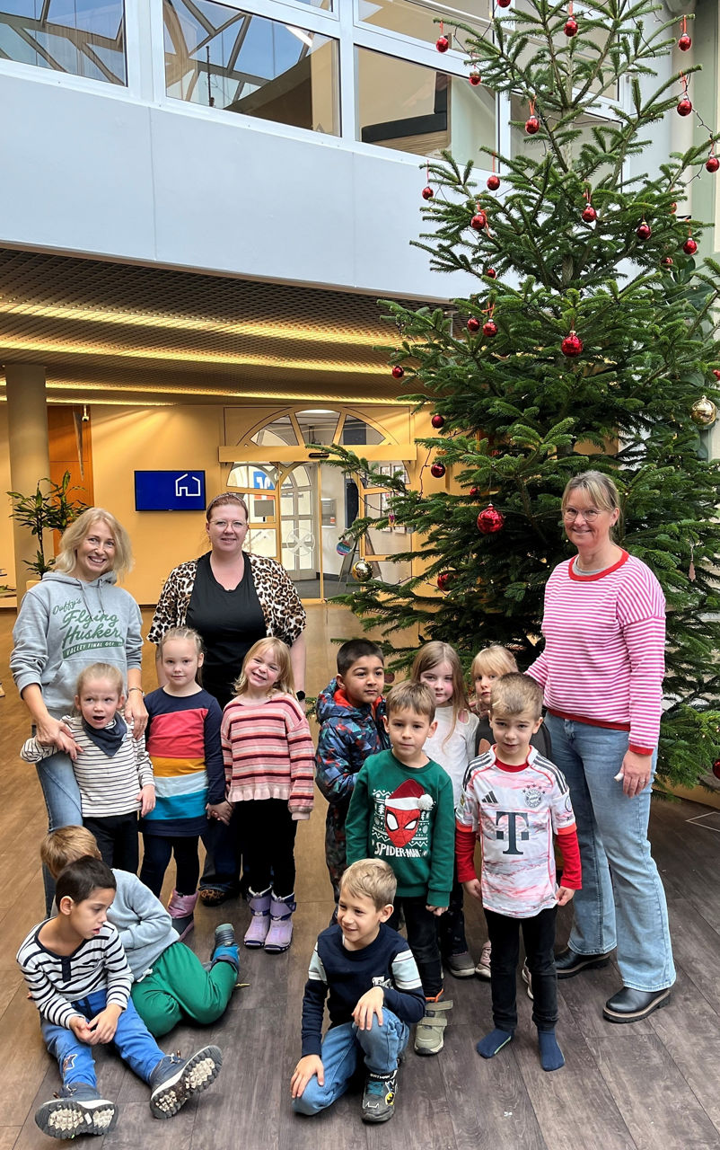 Kindergartenkinder vom Kinderhaus Wunderland besuchen uns zum Christbaumschmücken
